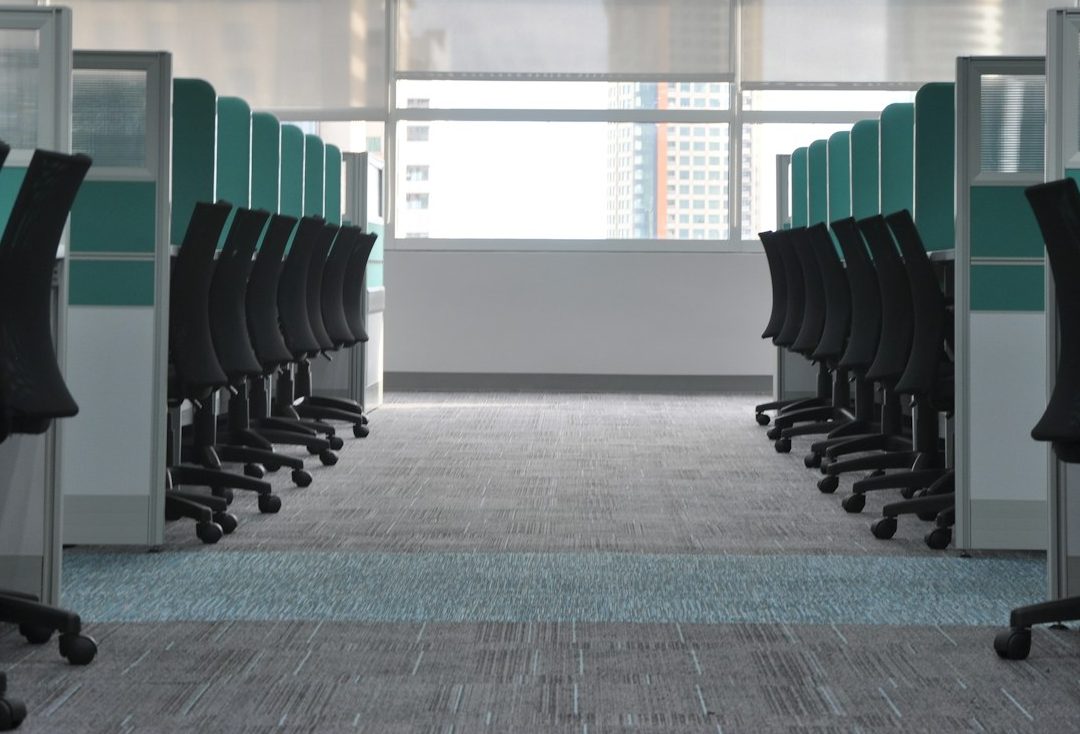 Büroreinigung in Nürnberg – Großraumbüro mit Reihenarbeitsplätzen und sauberem Teppichboden.