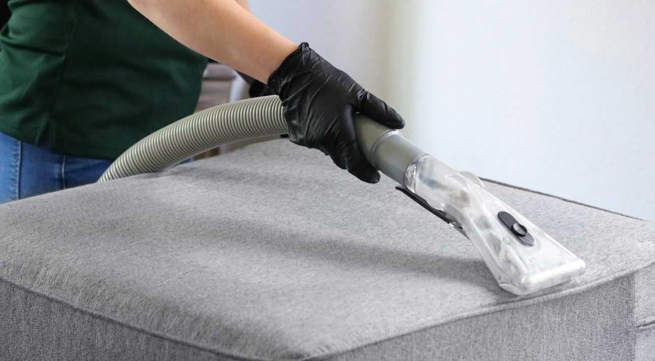 Unterhaltsreinigung in Nürnberg – Polsterreinigung mit Sprühextraktionsgerät.