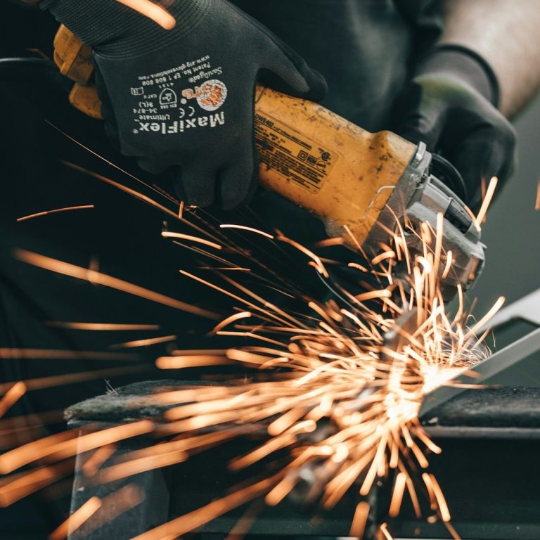 Handwerk Nürnberg | Flexible Mitarbeitende für Bau & Landwirtschaft Handwerk in Nürnberg – Funkenflug beim Trennen von Metall mit Winkelschleifer.