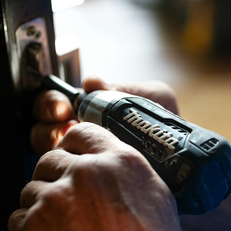 Handwerk Nürnberg | Reparaturen & Montage Handwerk in Nürnberg – Montagearbeiten am Türbeschlag mit Akkuschrauber.